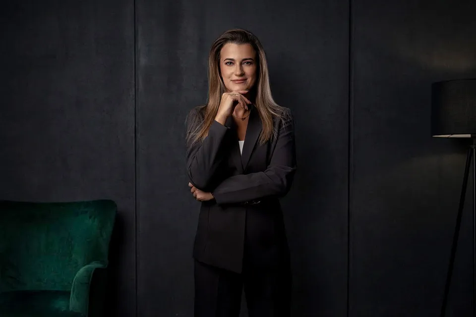 Adwokat Aleksandra Poniatowska-Boruk przy zielonym fotelu, sesja wizerunkowa